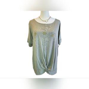 NWT Zenana Outfitters Sage Daisy Knot Tee